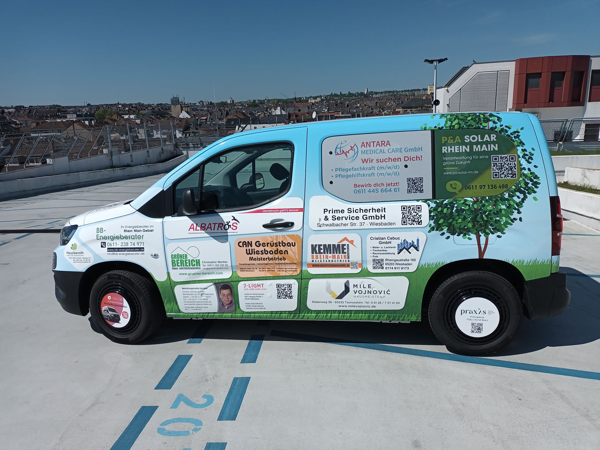 Auf dem Foto ist das Vereinsauto abgebildet.