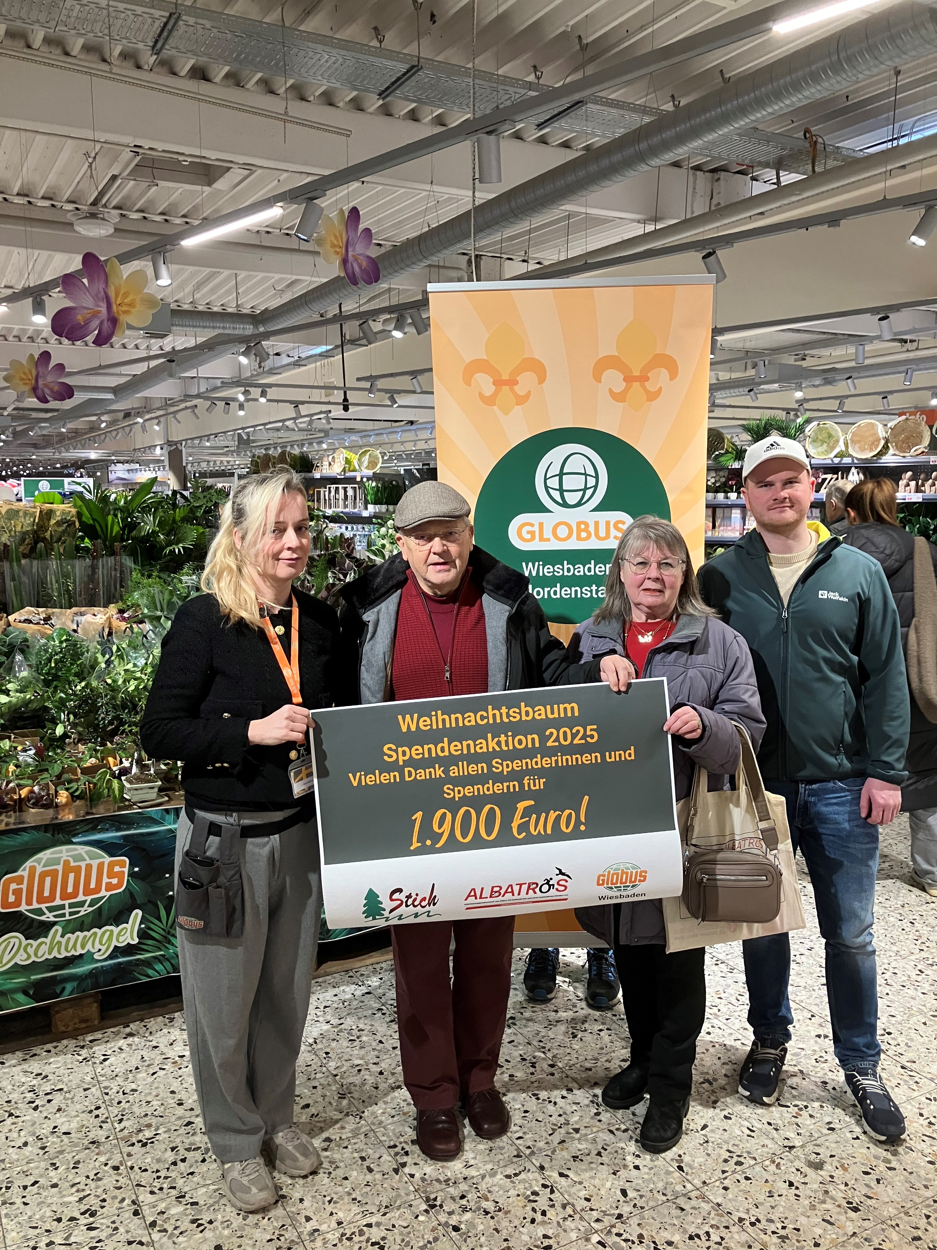 Spendenübergabe der Weihnachtsbaumaktion 2025 im Globus-Markt Wiesbaden-Nordenstadt