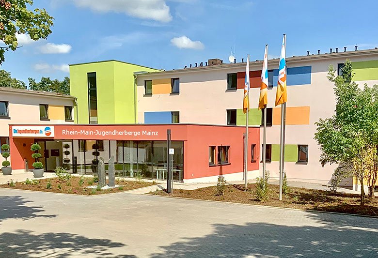 Das Bild zeigt den Haupteingang der Jugendherberge Mainz