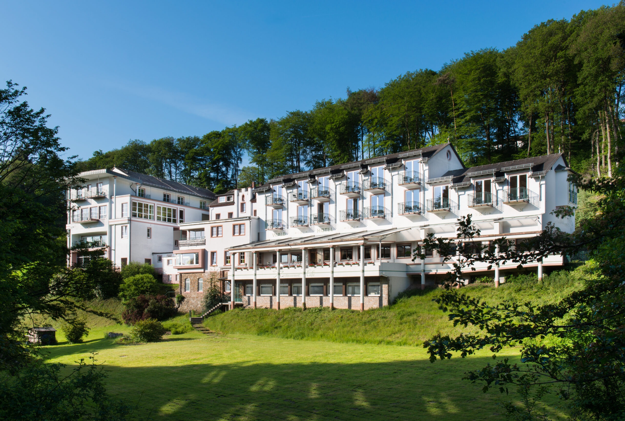 Auf dem Bild ist  die Vorderansicht des Waldhotels abgebildet